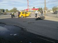 Taxi corta la circulación a motociclista en Torreón