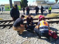 Tren le amputa la pierna a joven originario de Honduras en Gómez Palacio
