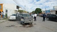 Conductor sufre ataque epiléptico y choca contra dos vehículos en colonia Sol de Oriente de Torreón