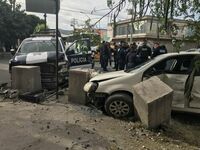 Patrulla de Gómez Palacio se pasa alto y choca con auto en Torreón