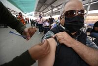 Adultos mayores abarrotan sedes de vacunación en el último día en Torreón