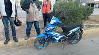 Auto impacta a joven motociclista en Torreón