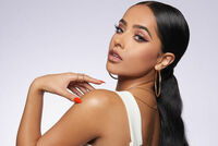 Becky G 'arrasa' en Instagram con fotografía en 'topless'