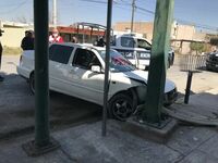 Sexagenario se siente mal al volante; se impacta contra un poste en Gómez Palacio