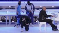 ¡Le valió!; Eminem rompió las reglas de la NFL y puso la rodilla en el suelo