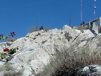 Hombre amenaza con lanzarse del Cerro de la Cruz en Gómez Palacio