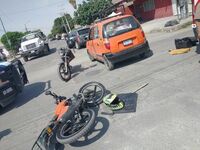 Motociclista se lesiona tras chocar contra auto en Gómez Palacio