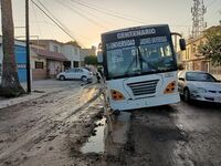 Autobús termina atrapado en una zanja en Torreón