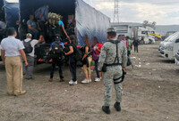 Detienen a 330 migrantes durante operativo en la autopista Puebla-Orizaba