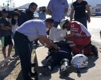 Motociclista se impacta contra carro en Saltillo