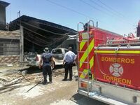 Fuego arrasa con carpintería y autos en ejido de Matamoros