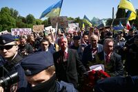 Manifestantes pintan de rojo a embajador de Rusia en Polonia