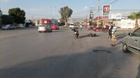 Motociclista se impacta con auto en Torreón