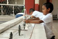 'Estamos trabajando en dotar de agua a escuelas', señala Román Cepeda