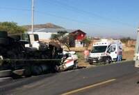 Choca taxi y mueren 5 personas sobre la carretera libre Durango-Gómez Palacio