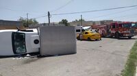 Taxi y camioneta protagonizan choque en Torreón