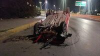Conductor abandona su auto tras volcar en Torreón
