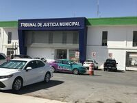 Taxi embiste a mujer en bicicleta en Torreón