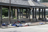 Extraños salvan a un niñito tras masacre en Highland Park