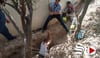 Hombre cae a pozo de 10 metros en Torreón y moviliza a cuerpos de rescate