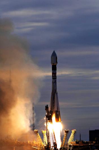 La sonda Venus Express de la Agencia Espacial Europea despegó del cosmódromo de Baikonur, Kazajstán, viró hacia el noroeste sobre el desierto y entró en órbita alrededor de la Tierra.