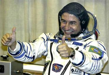 El primer astronauta de Brasil, Marcos Pontes, llevó  la bandera de su país a la Estación Espacial Internacional (ISS), a la que llegó en una nave cósmica junto a la décimo tercera tripulación ruso-estadounidense del laboratorio orbital.



Pontes accedió a la ISS junto al cosmonauta ruso Pável Vinográdov y el astronauta estadounidense Jeffrey Williams en la nave rusa Soyuz TMA-8, lanzada el pasado jueves desde el cosmódromo kazajo de Baikonur, en Asia Central.