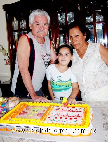 01092007
Michelle Ali Tovar Aguilar junto a sus abuelitos, Miguel Ángel Tovar y Cristina Ramírez, en su fiesta por su octavo cumpleaños.