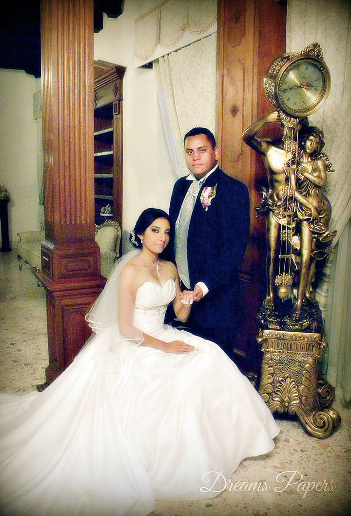 27092015 Llegaron al altar de la Parroquia de Santa María de Guadalupe, Araceli Itzchet González García y Víctor Manuel Molina Herrera. La bella ceremonia religiosa se efectuó el 19 de septiembre de 2015 en punto de las 18:00 Hrs. Son hijos de los señores: Araceli García Amador y Juan Fernando González Pinal; Margarita Molina Herrera y René Cruz Chávez Valadez.- Dreams Papers Fotografía