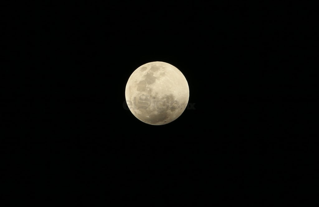 Con una duración de aproximadamente tres horas, se pudo observar en sus distintas etapas el eclipse total de Luna, también denominado 'Luna roja o de sangre', en Durango y gran parte del país, mismo que dio inició a partir de las 20:36 horas, de acuerdo con el Instituto de Astronomía de la Universidad Nacional Autónoma de México (UNAM).

