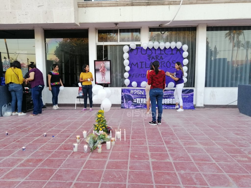 Activistas de la región encabezaron el memorial para la pequeña, y acompañadas de los presentes despidieron a Milagros, acto que desató el llanto impotente de los familiares que asistieron al memorial.