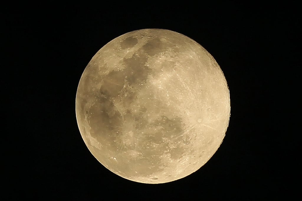  La noche de hoy 7 de abril y durante la madrugada del día 8 es visible la 'luna rosa de abril'. Dicho evento también coincide con una superluna.

Si bien el satélite no adquiere dicho color, se le conoce así porque unas flores llamadas phlox florecen a principios de la primavera.

A dicho acontecimiento también se le conoce como Luna Pascual porque se usa para calcular la fecha de la Pascua; el primer domingo después de la luna llena se celebra Pascua.