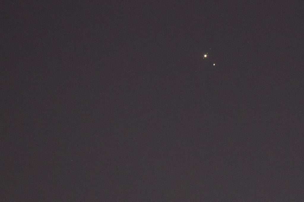 Júpiter y Saturno se alinearon en el cielo nocturno el lunes, apareciendo más cerca uno del otro de lo que han estado desde la época de Galileo en el siglo XVII. 