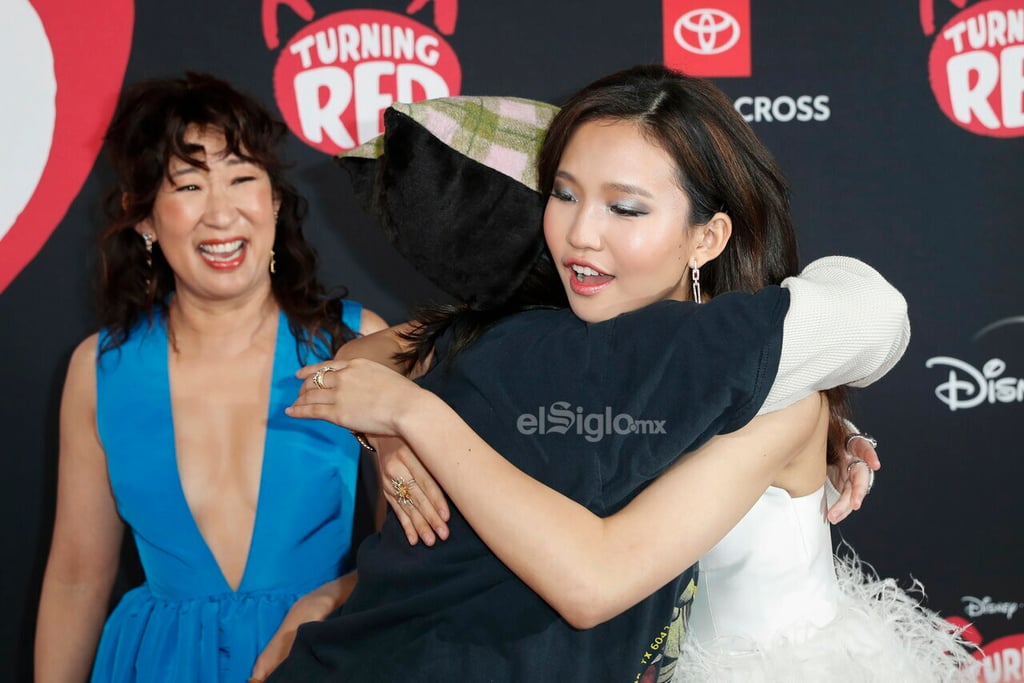 Los Angeles (United States), 02/03/2022.- (L-R) Canadian actress Sandra Oh, US singer-songwriter Billie Eilish and US actress Rosalie Chiang attend the premiere of the movie 'Turning Red' at El Capitan Theatre in Los Angeles, California, USA, 01 March 2022. (Cine, Estados Unidos) EFE/EPA/CAROLINE BREHMAN