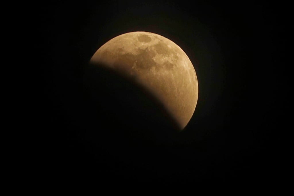 AME9700. SANTA LUCIA (HONDURAS), 15/05/2022.- Fotografía de la luna durante un eclipse hoy, en Santa Lucía (Honduras). EFE/ Gustavo Amador
