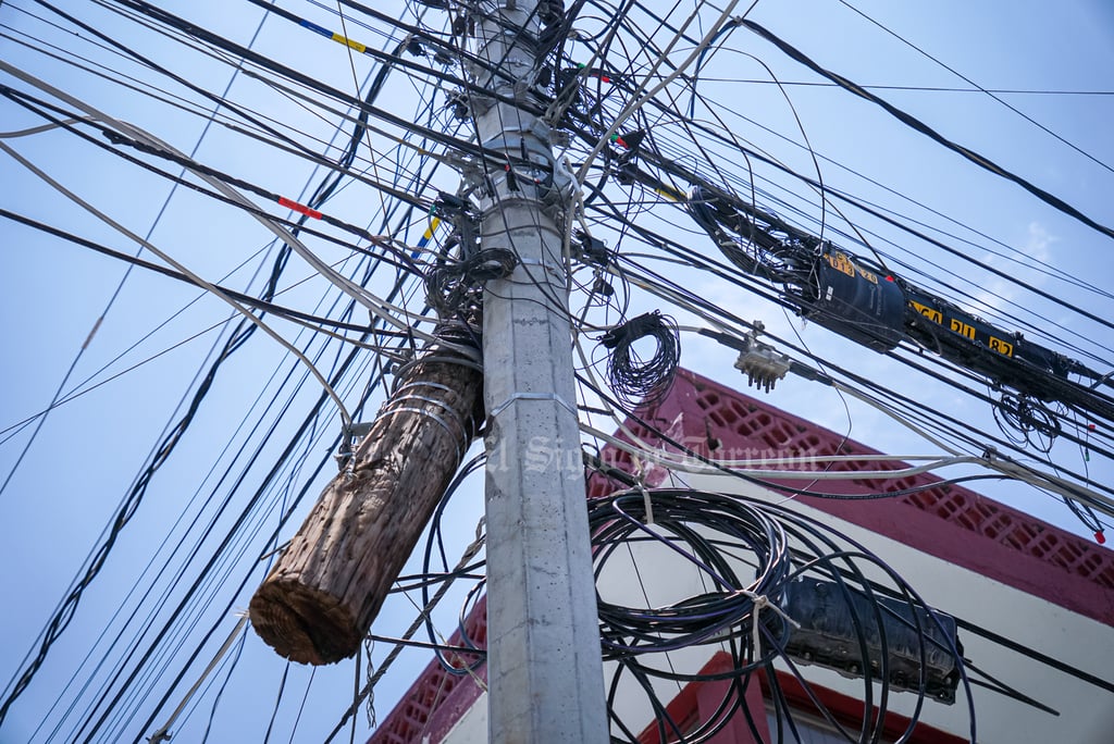 En riesgo. En Matamoros y Blanco, hay un trozo de poste de luz colgando entre los cables, en una enorme maraña que brinda una pésima imagen urbana.