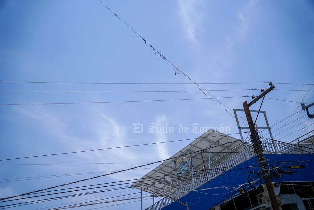 Cielo saturado de cables en Torreón