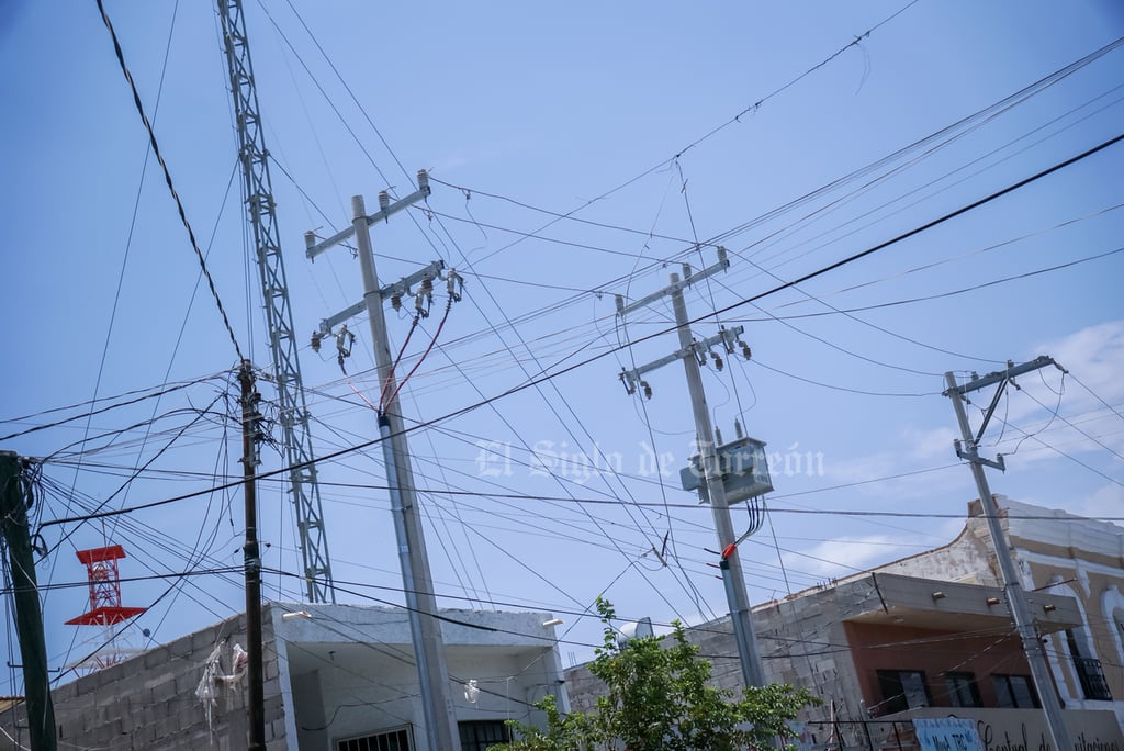 Cielo saturado de cables en Torreón