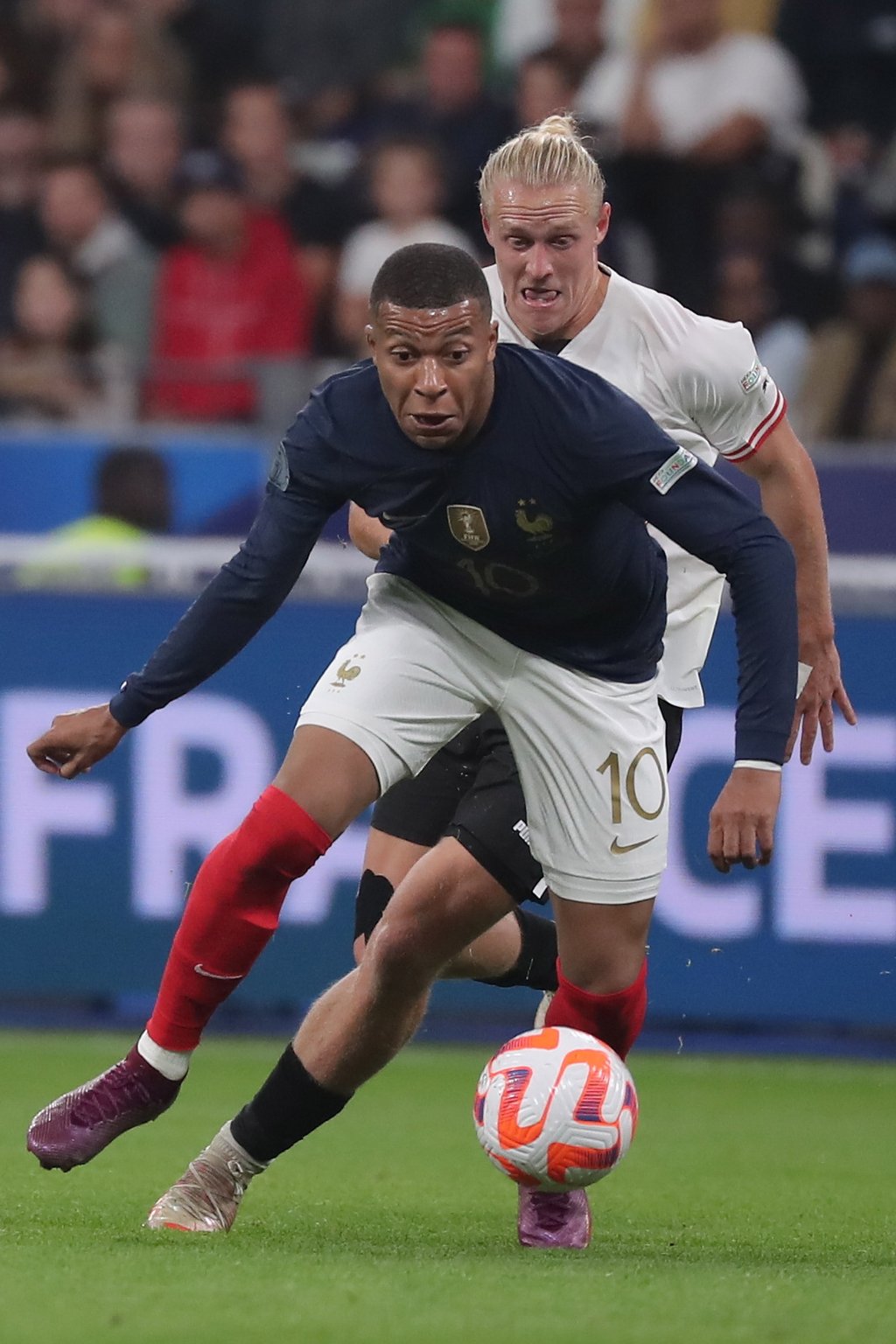 Saint-denis (France), 22/09/2022.- Kylian Mbappe (L) of France in action against Xaver Schlager of Austria during the UEFA Nations League match between France and Austria in Saint-Denis, France, 22 September 2022. (Francia) EFE/EPA/CHRISTOPHE PETIT TESSON
