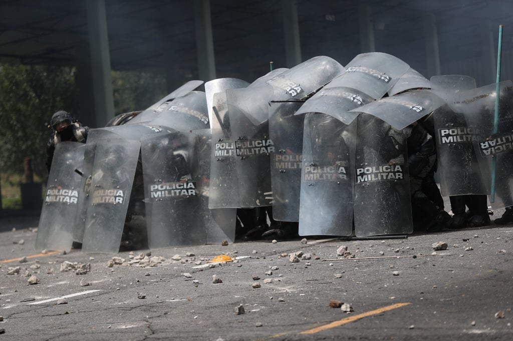 Termina manifestación por los 43 de Ayotzinapa en choques entre policías y normalistas