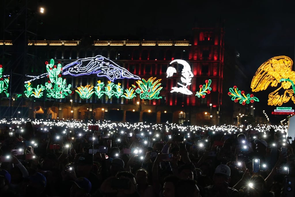 Grupo Firme canta ante miles en el Zócalo de la CDMX