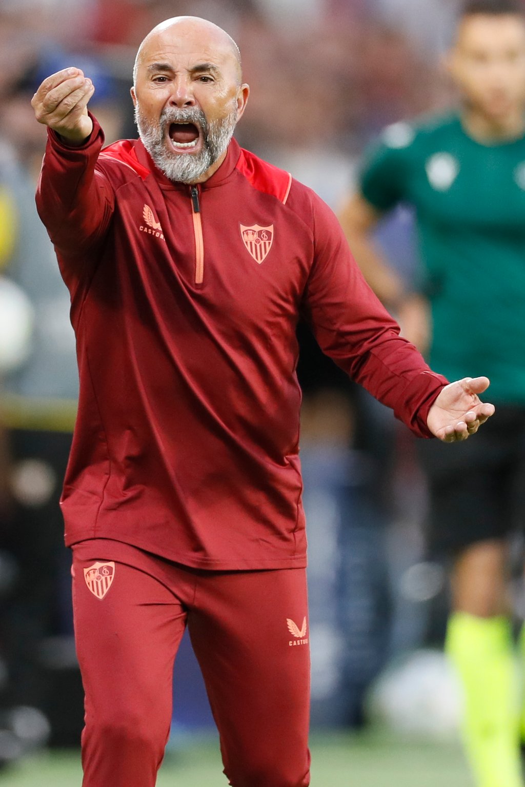 SEVILLA, 25/10/2022.- El entrenador del Sevilla, Jorge Sampaoli, da instrucciones a sus jugadores durante el encuentro del grupo G de la Liga de Campeones entre el Sevilla FC y el FC Copenhague este martes en el estadio Ramón Sánchez Pizjuán de Sevilla. EFE/ José Manuel Vidal
