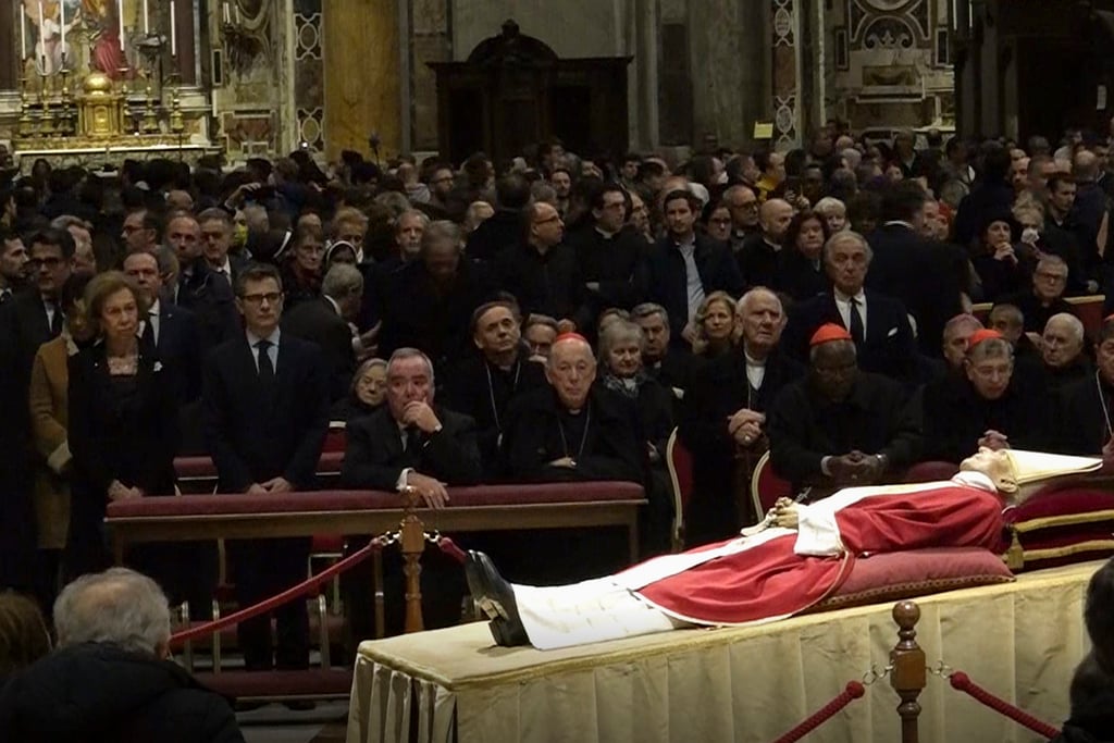 Así despidieron miles de fieles al papa emérito Benedicto XVI