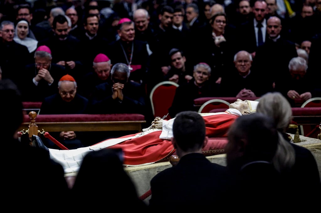 Así despidieron miles de fieles al papa emérito Benedicto XVI
