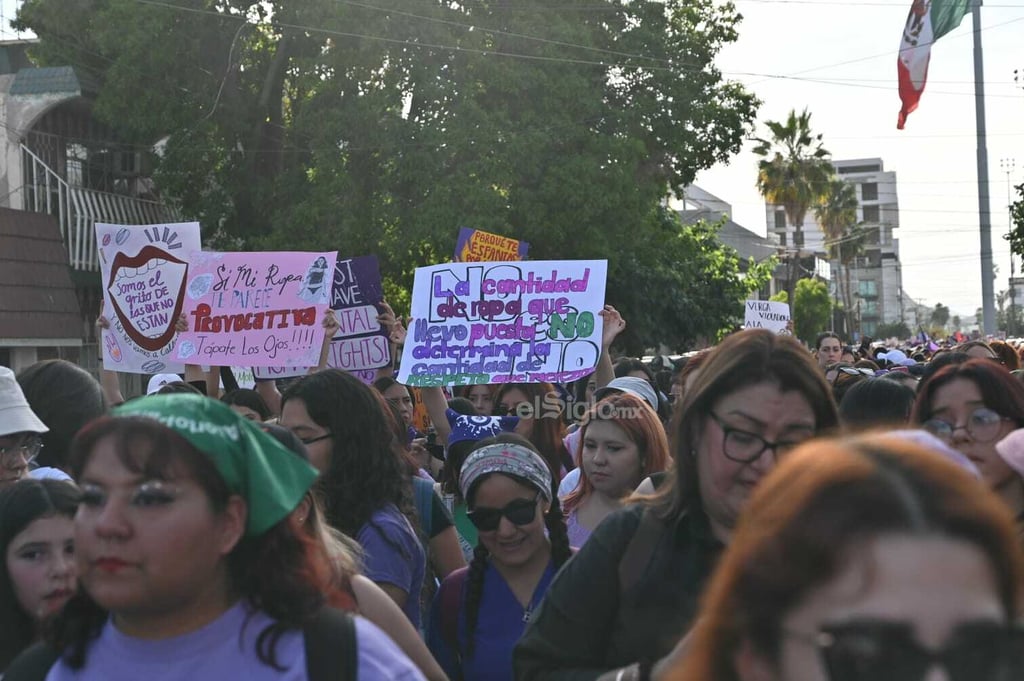 Cientos de mujeres se concentran en la Plaza Mayor de Torreón