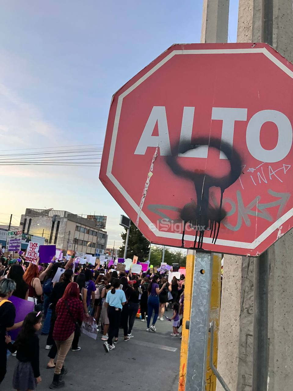 Cientos de mujeres se concentran en la Plaza Mayor de Torreón
