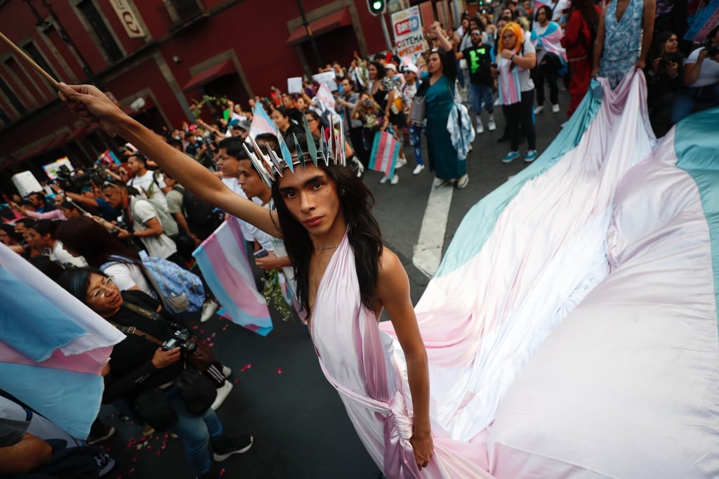 Cientos marchan en CDMX por Día Internacional de la Visibilidad Trans