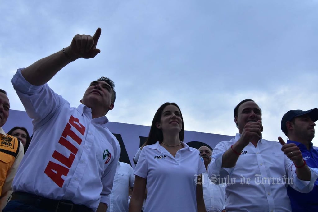 Con la presencia de Alejandro Moreno, líder nacional del PRI; Marko Cortes, presidente nacional del PAN; y Jesús Zambrano Grijalva, del PRD, Manolo Jiménez Salinas, acompañado de su esposa Paola, dio inicio a su campaña para gobernador en Monclova con la Alianza Ciudadana por la Seguridad.