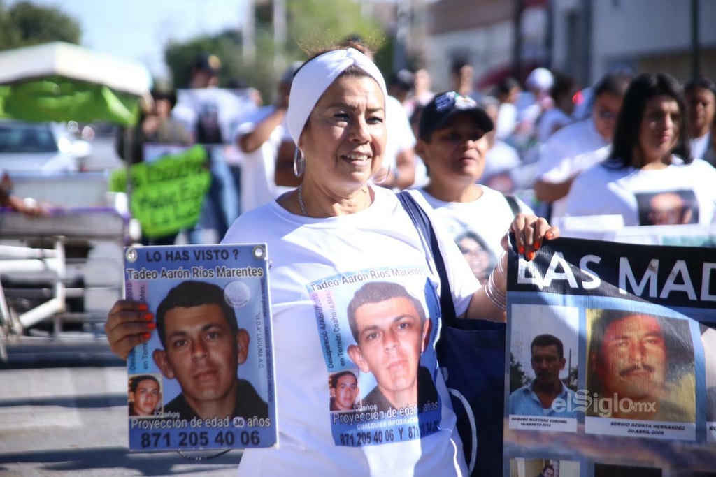 Madres, padres e hijos de desaparecidos marchan en Torreón en el décimo aniversario de Grupo Vida