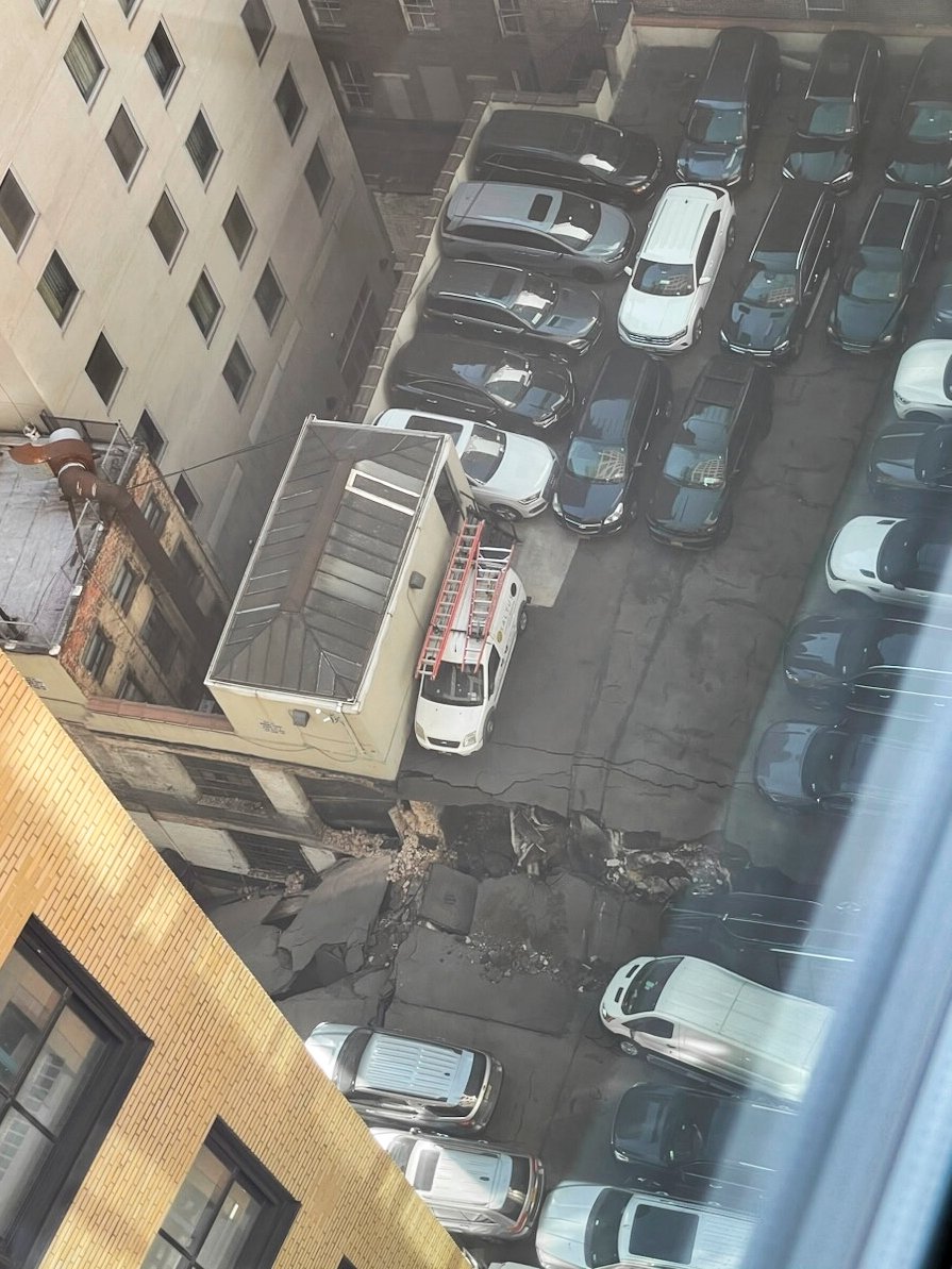 Colapsa estacionamiento de 4 pisos en Nueva York; muere una persona
