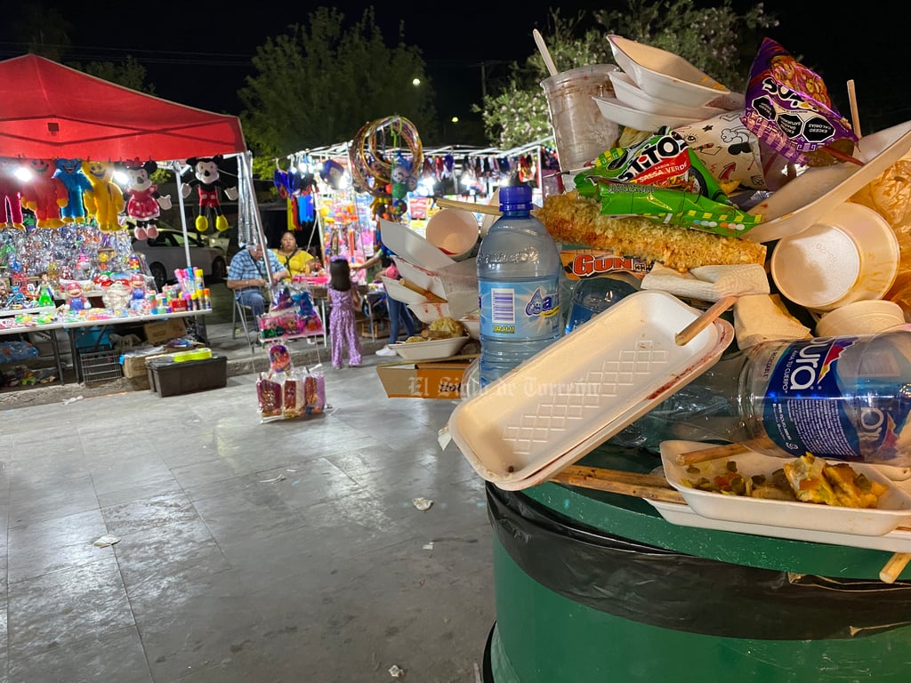 Basura desbordada, la otra realidad de un domingo en la Alameda de Torreón
